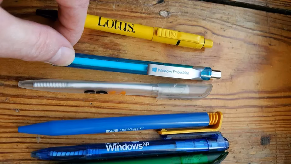 Wie kann man den Surface Pen aufladen?
