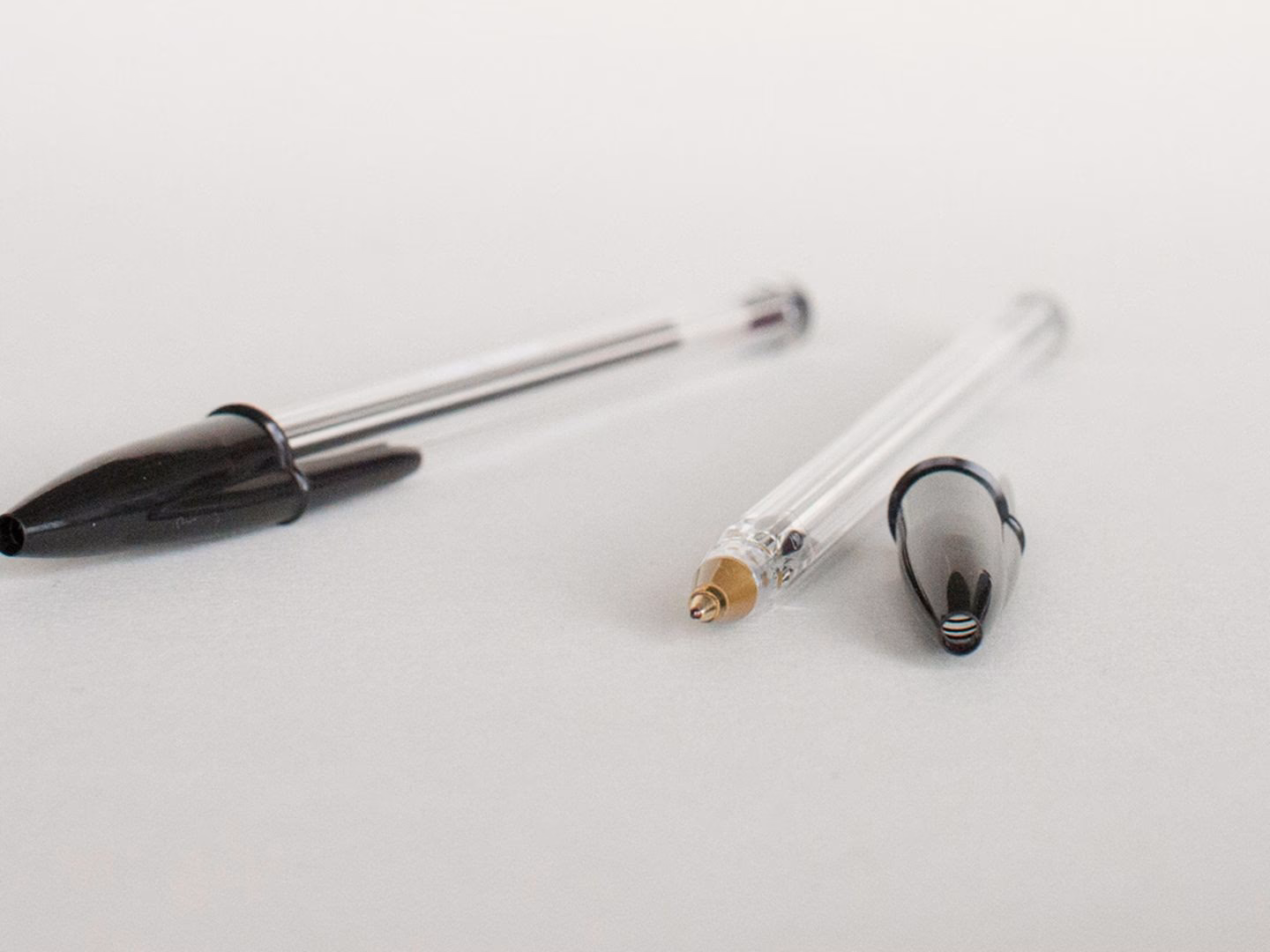 Warum befindet sich im Schaft eines nicht einziehbaren Kugelschreibers ein kleines Loch?