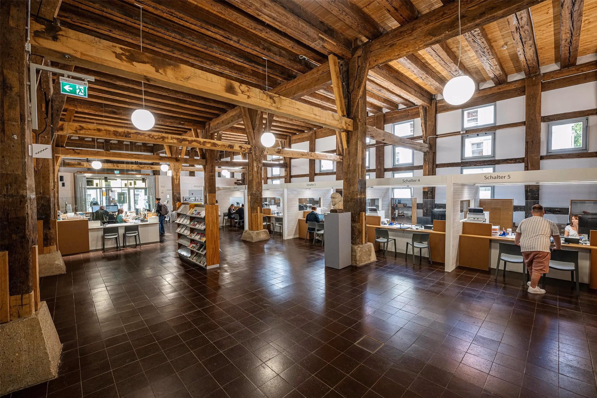 Wie viele Mitarbeiter hat das Rathaus Tübingen?