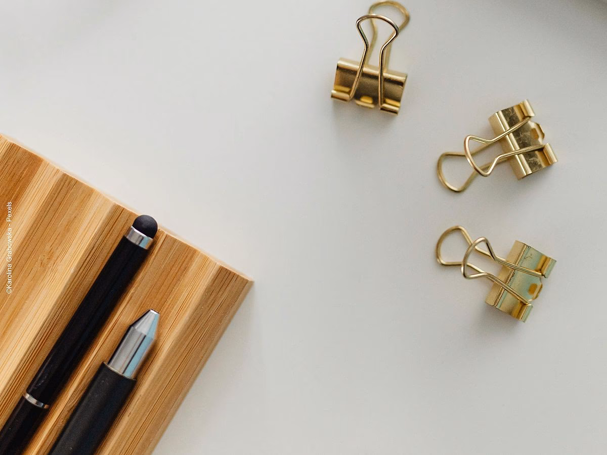 Wie packt man Büromaterial beim Umzug?