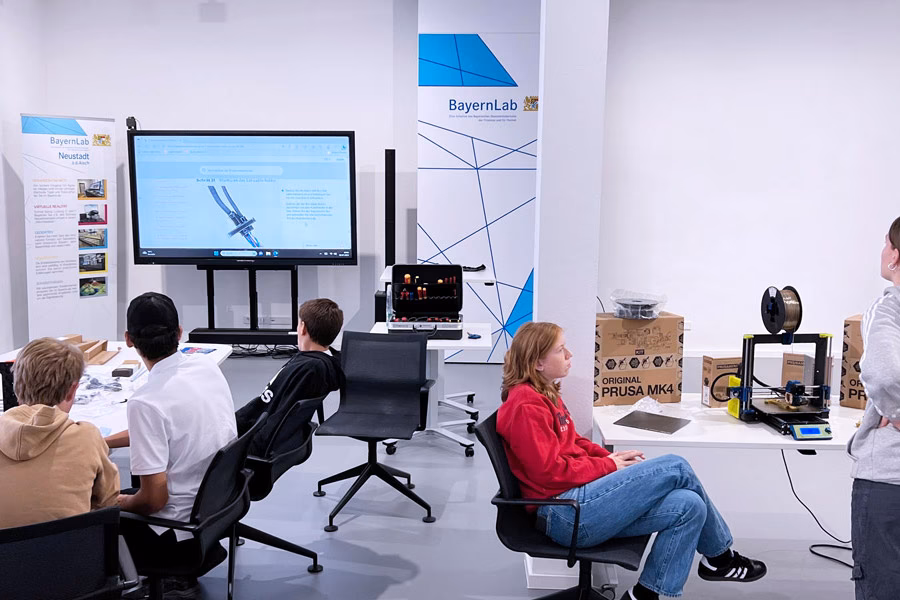 Wie viele Mitarbeiter hat Köstner in Neustadt an der Aisch?