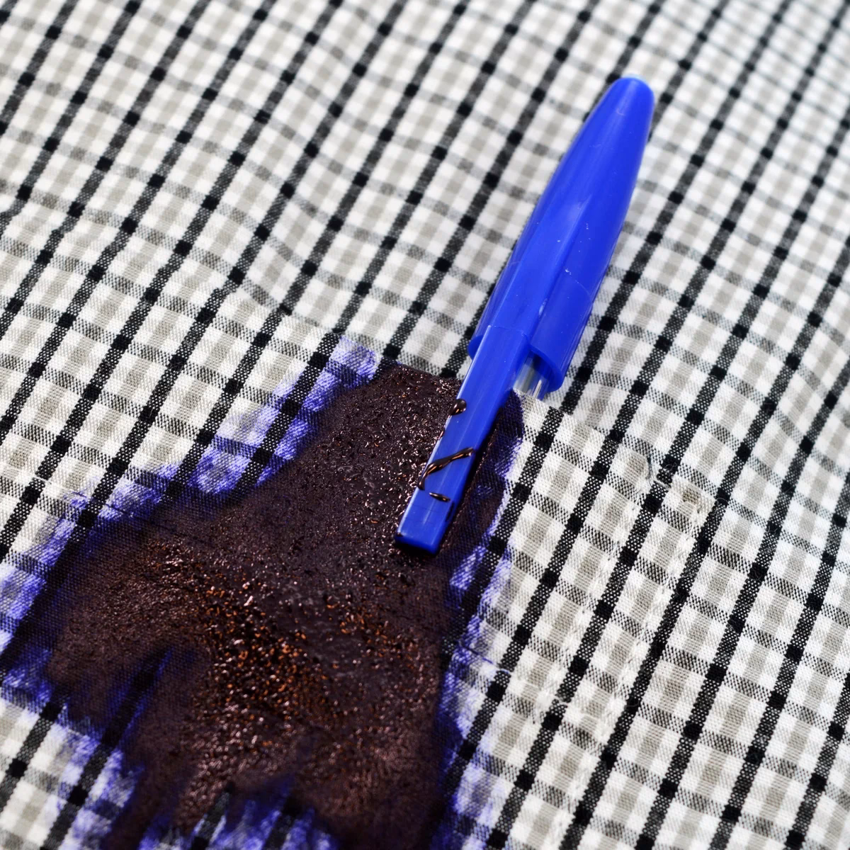 Wie bekommt man Kugelschreibertinte aus der Schultasche?