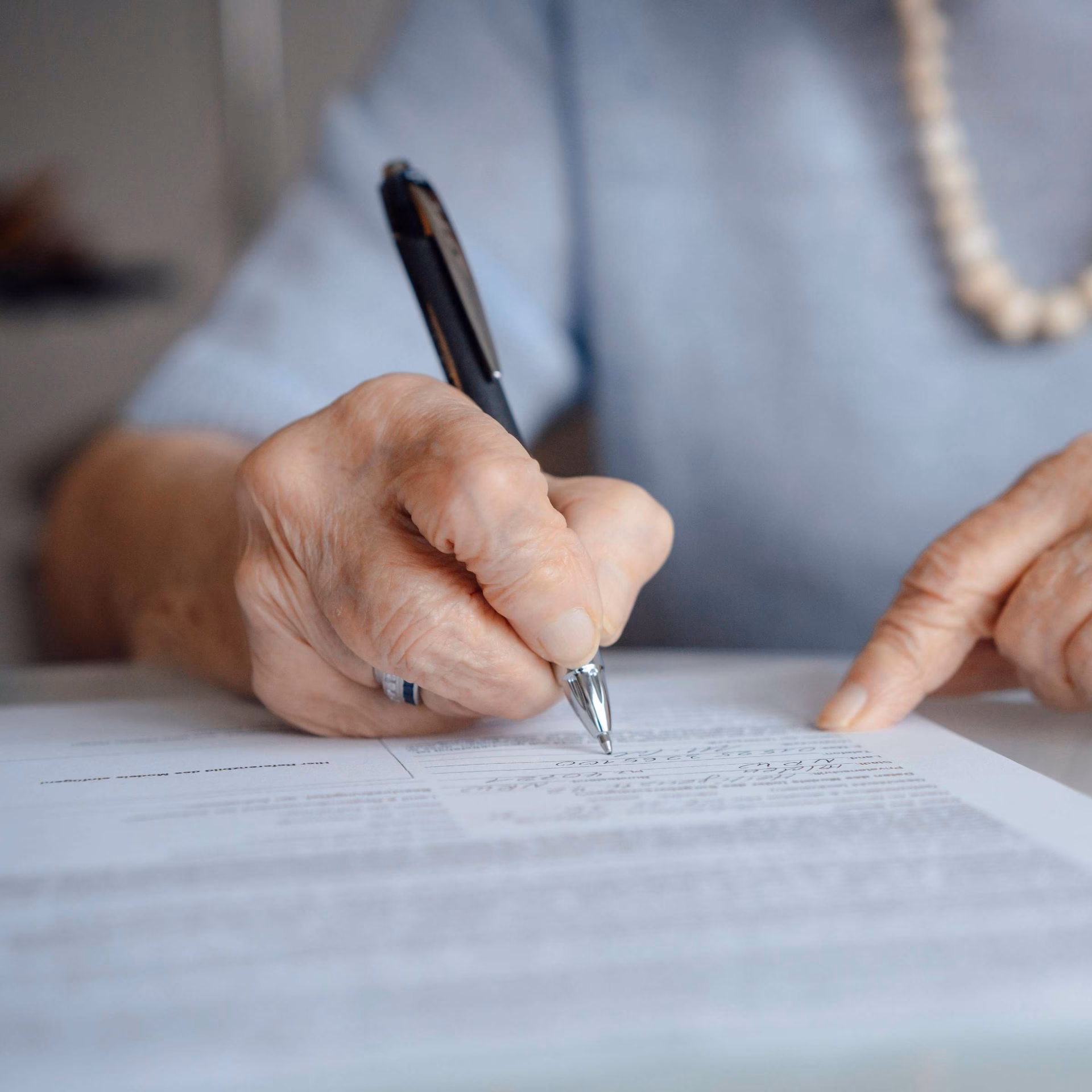 Kann man ein Testament mit der Hand schreiben?