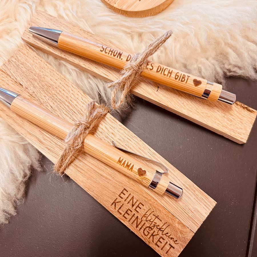 Wie entferne ich Kugelschreiberflecken von einem Holztisch?