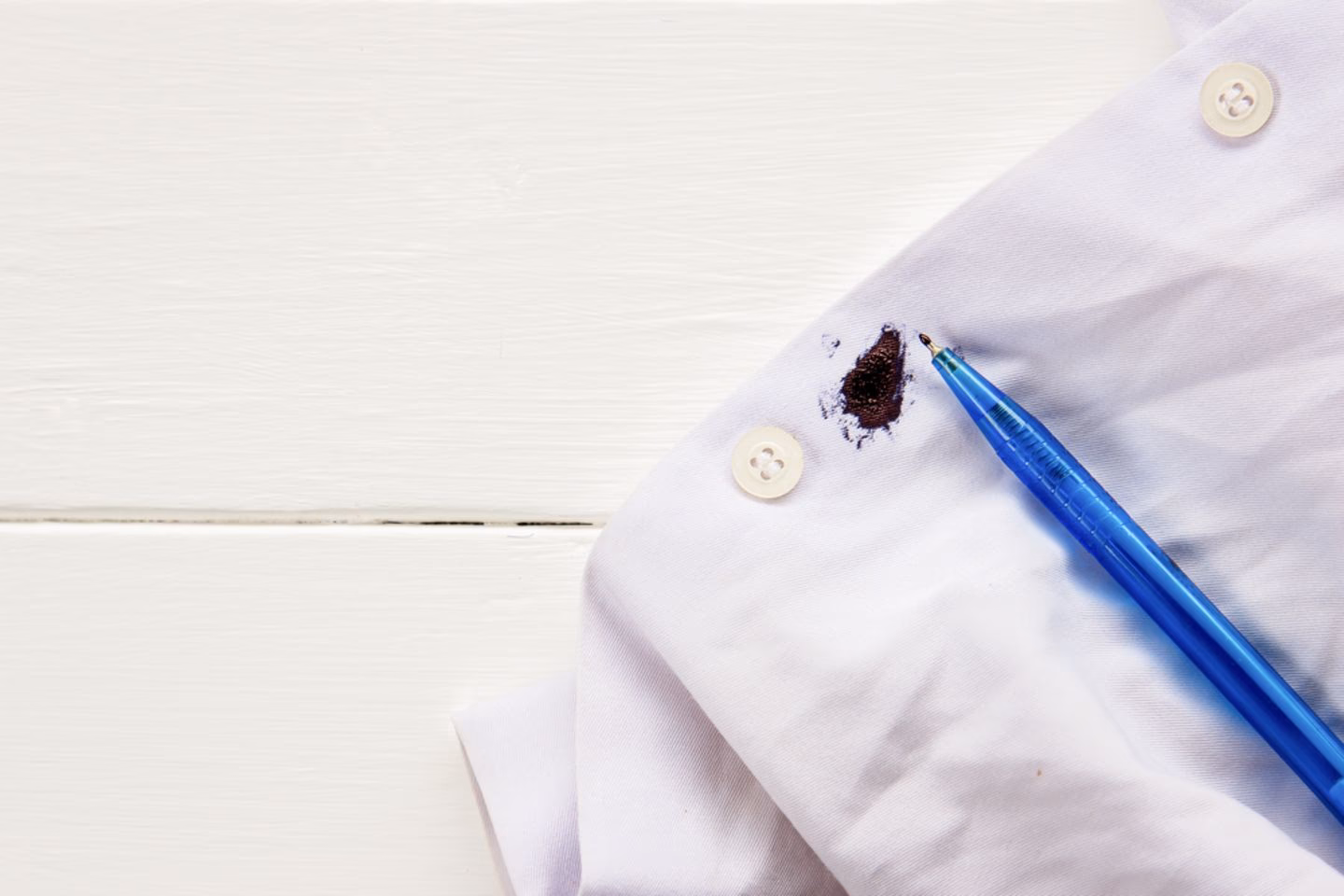 Wie entferne ich Kugelschreiber-Flecken?