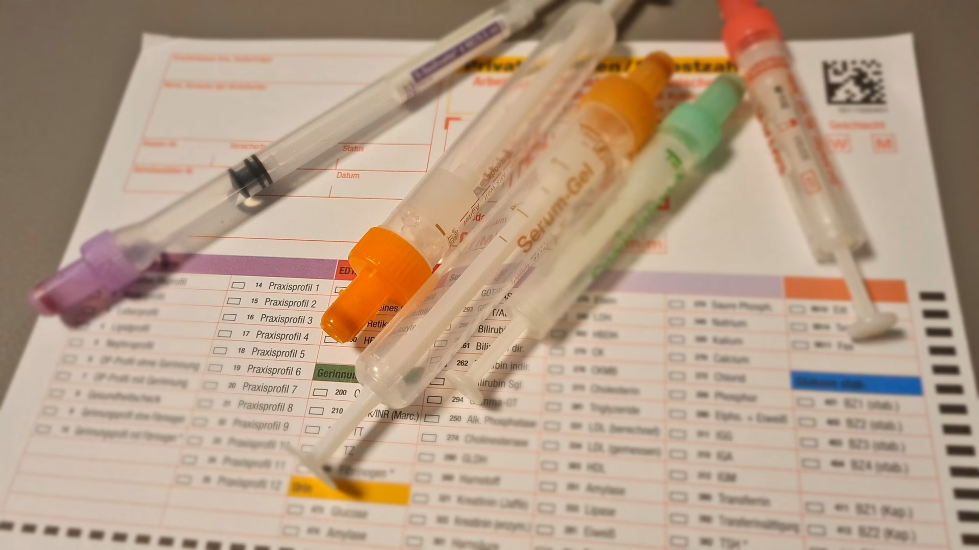 Wie kann man die Herzfrequenz ohne EKG-Lineal abschätzen?