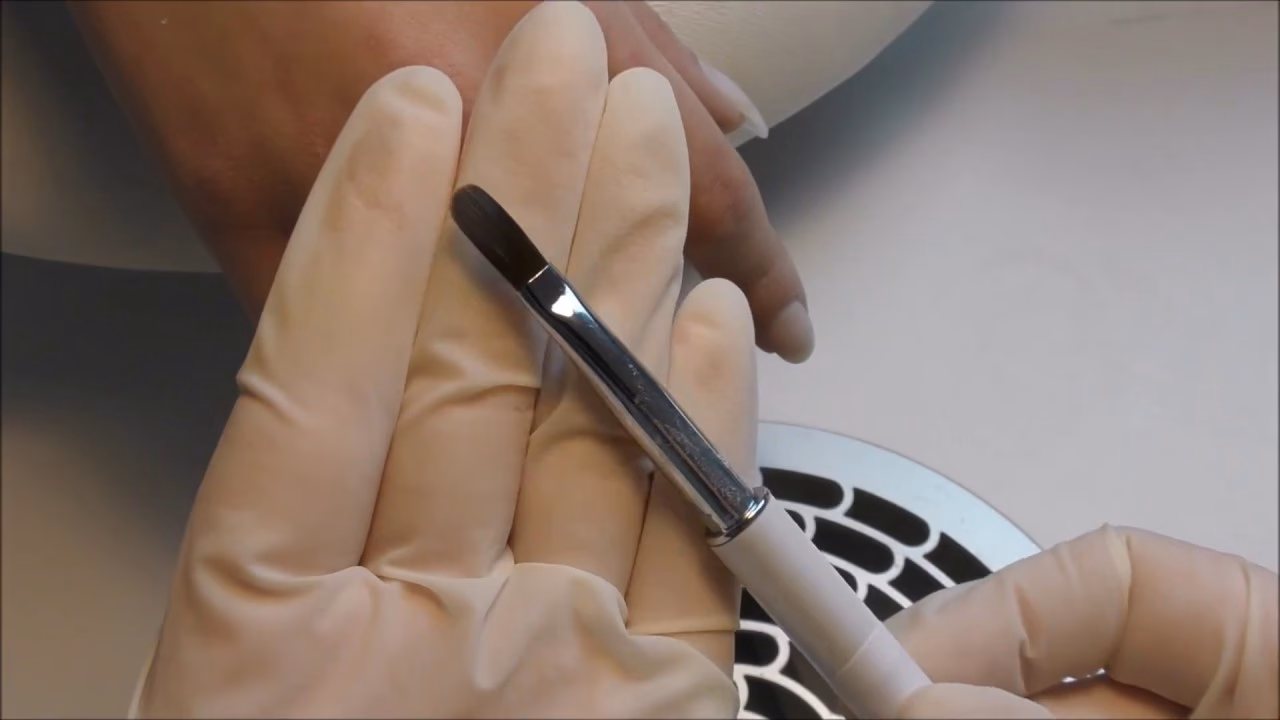 Wie bekommt man Kugelschreibertinte von Gelnägeln (Reddit)?