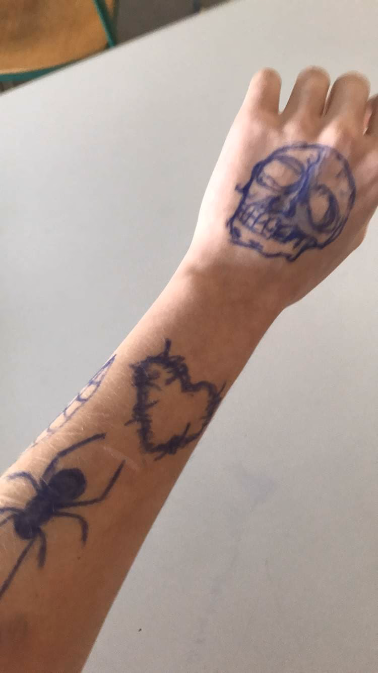 Wie lange bleibt Kugelschreibertinte auf der Haut?