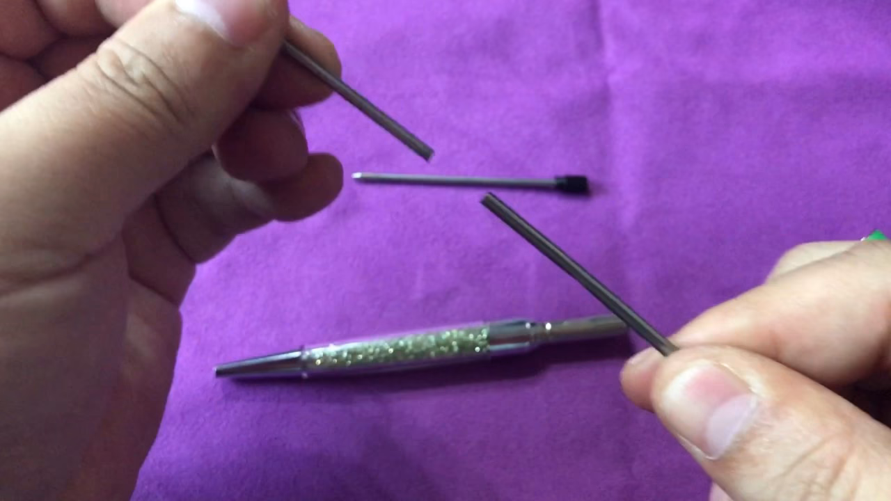 Wie wechsele ich die Mine in einem Kugelschreiber mit Drehmechanik?