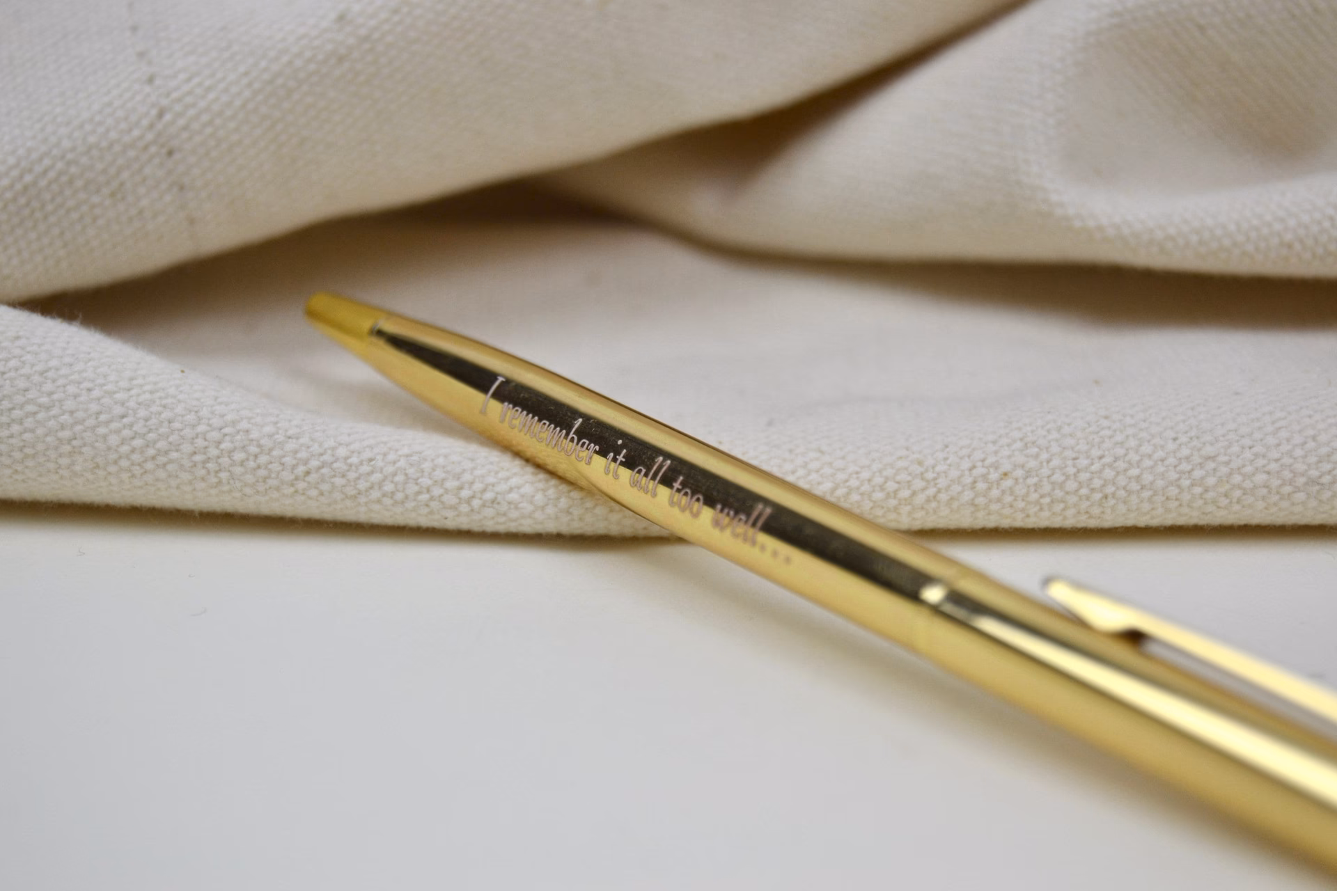 Wie hält Taylor Swift den Stift?